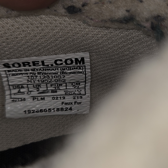 Sorel Kids  size 4 Boots in Gray suede with Orange Accents - Picture 2 of 10